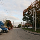 За забором тоже есть парковка