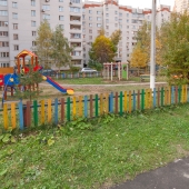 Детская площадка во дворе дома
