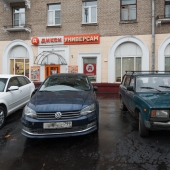 Перед домом стихийная наземная парковка