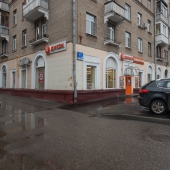Помещение как углом здания расположено на ул. Ивана Бабушкина
