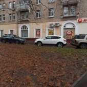 Здесь сбоку тоже есть места для парковки