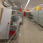 Стеллажи и разделители под отделы они тоже заберут с собой
