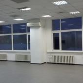 Есть кафе, столовая и магазины в здании.