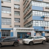 Рядом со зданием есть бесплатная парковка