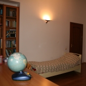 Вид упомянутой комнаты со стороны стола