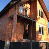 Внизу гараж со въездной группой