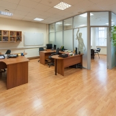 Комната с выделенным уголком руководителя