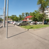 Городская парковка со стороны улицы