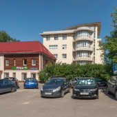 Часть уличной парковки