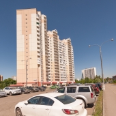 Рядом с домом есть места для парковки