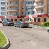 Тут на фотографии внутренний двор, где продается данное нежилое помещение на первом этаже
