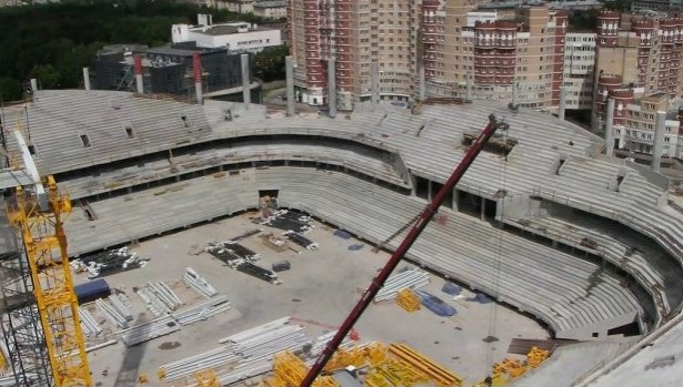 Фотография стройки стадиона в июне